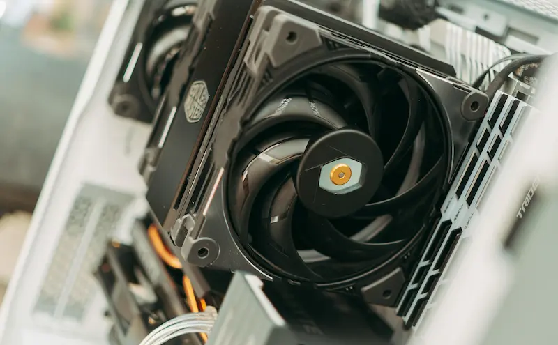 Técnico reparando computador en Kennedy, Bogotá